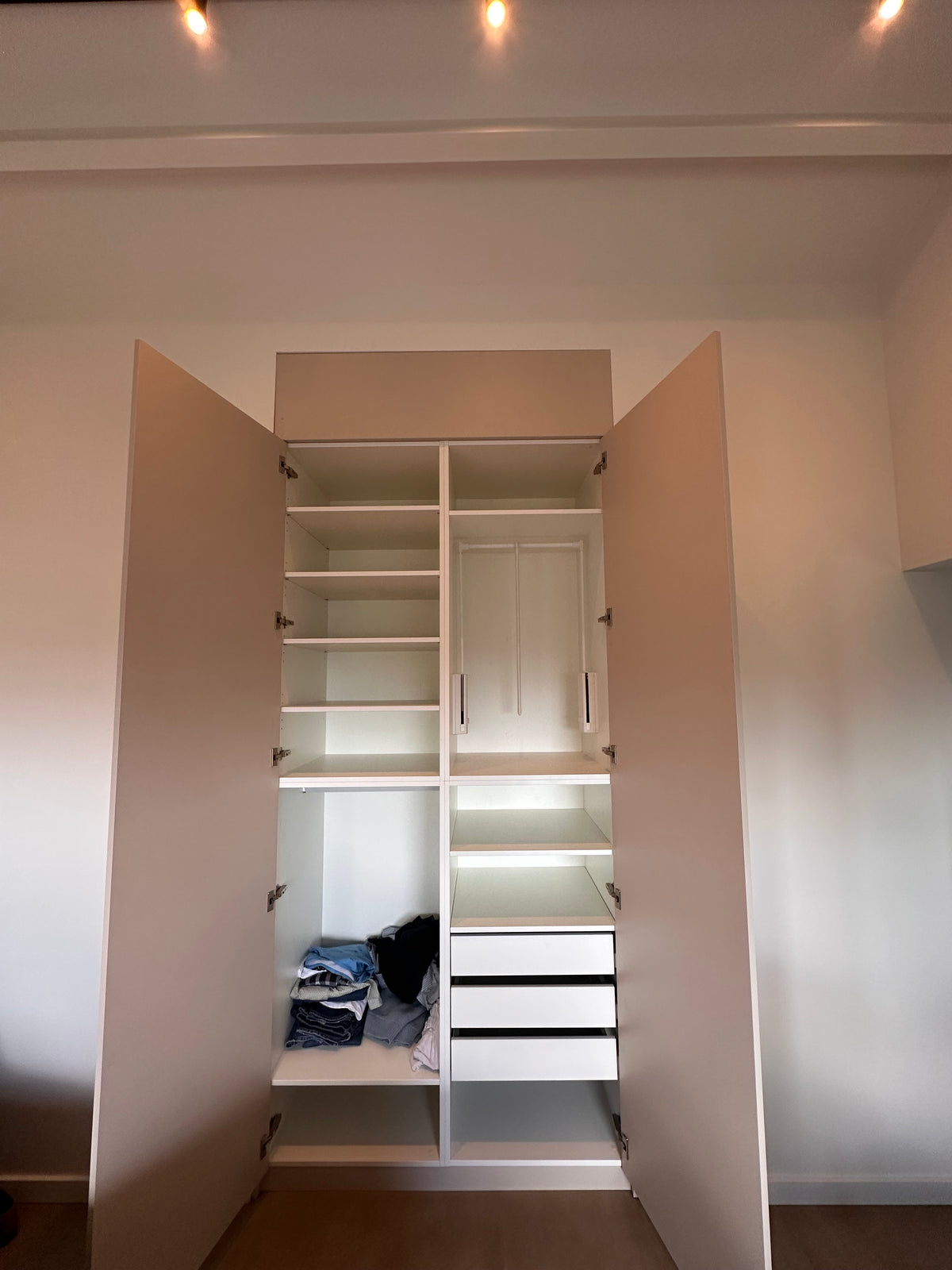 Kledingkast module met scharnierdeuren, 3 lades en kledinglift