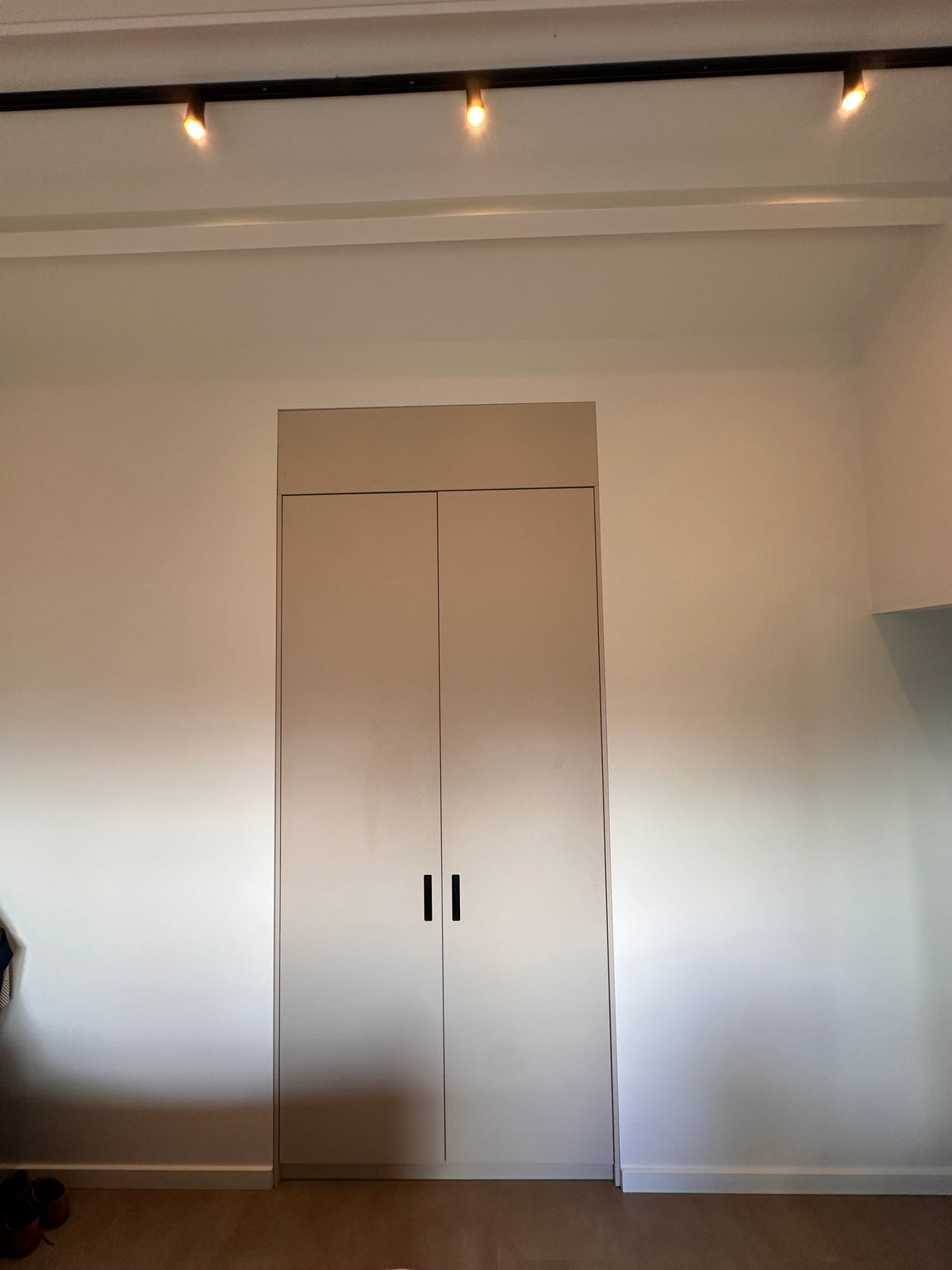Kledingkast module met scharnierdeuren, 3 lades en kledinglift