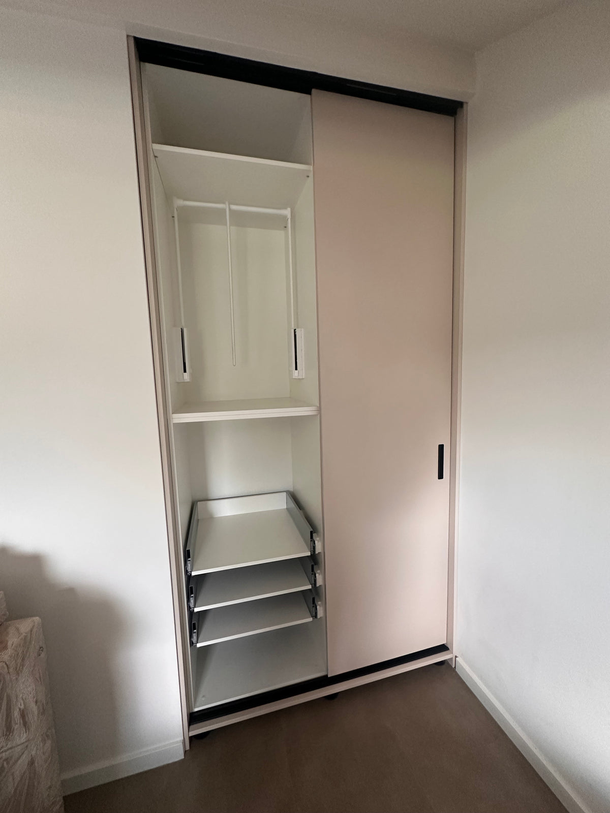 Kledingkast module met schuifdeuren, 3 lades en kledinglift