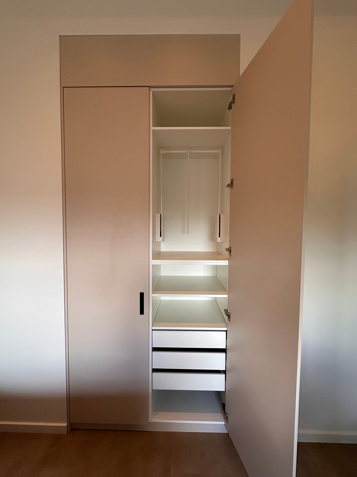 Kledingkast module met scharnierdeuren, 3 lades en kledinglift