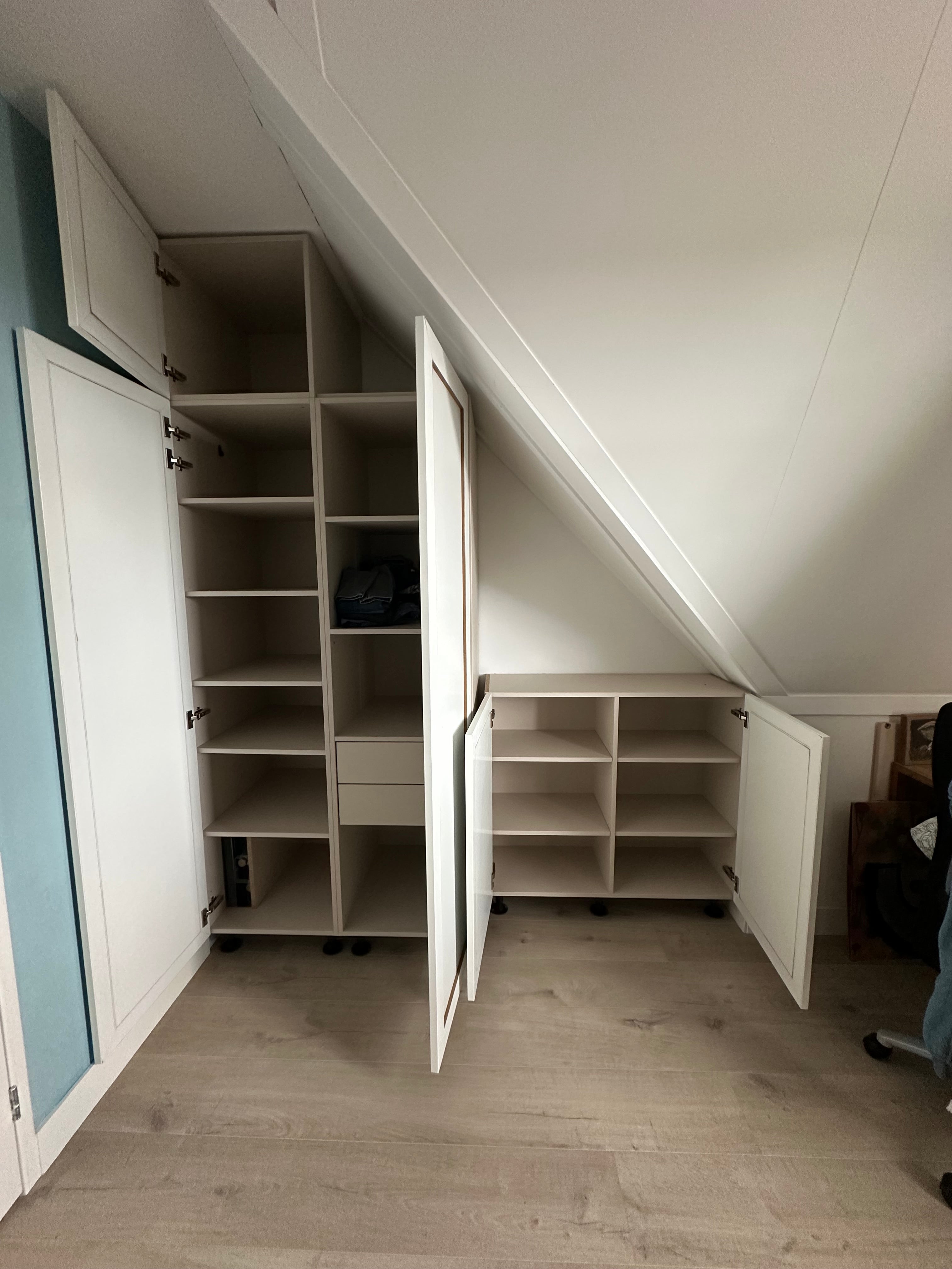 Mooie inbouwkast op maat onder schuin dak